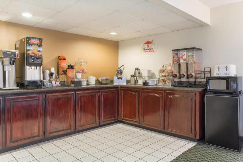 Super 8 By Wyndham Orangeburg Hotel Bagian luar foto
