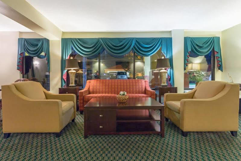 Super 8 By Wyndham Orangeburg Hotel Bagian luar foto